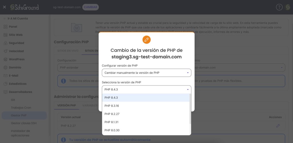 Una captura de pantalla del menú del panel de control de Site Tools de SiteGround, donde cambias la versión de PHP de un sitio web, con un desplegable mostrando las versiones disponibles que van desde la 8.0 hasta la 8.4.